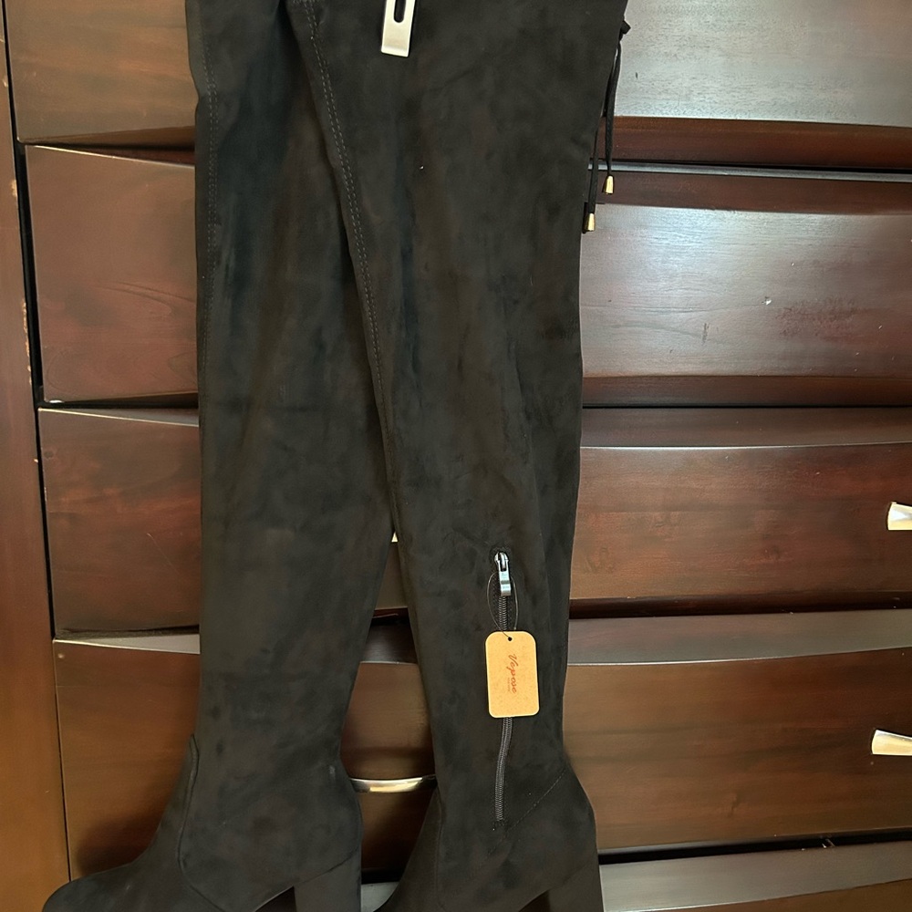 Black Over the knees winter boots.